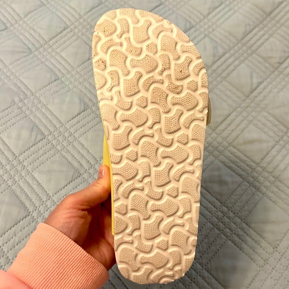 SWEECHEE Women’s Yellow Sandals, Size 6 - Picture 7 of 7